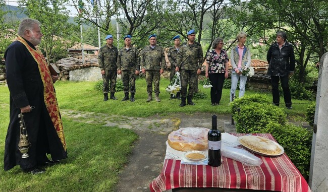 Военнослужещи от Съвместното командване на специалните операции положиха венци и цветя в Копривщица в памет на Тодор Каблешков