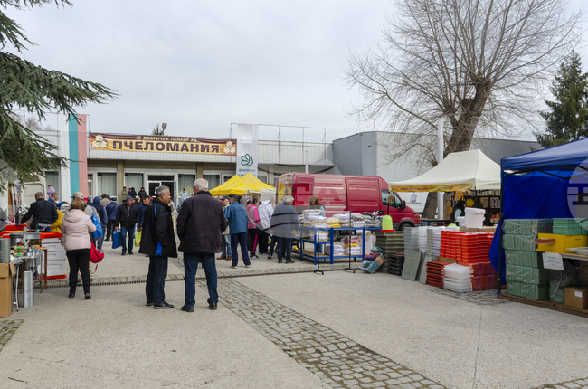 Областната дирекция по безопасност на храните в Добрич и Икономическа полиция прекратиха незаконна продажба на лекарство за пчели