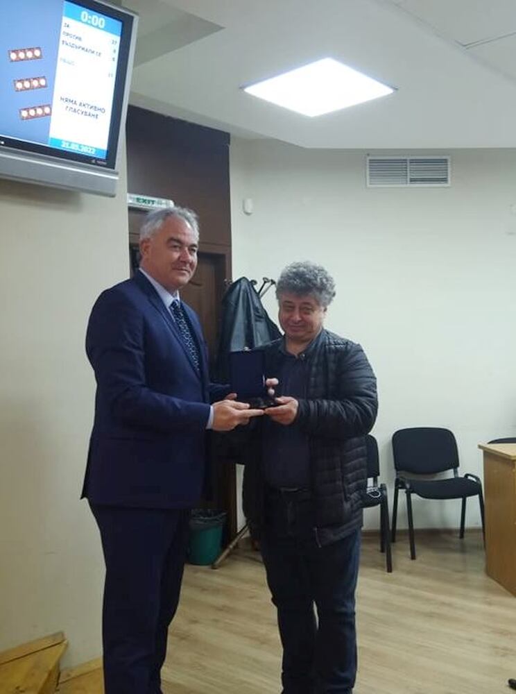 Валентин Асенов – Хъкъла с Почетен плакет на Община Плевен по повод 60-ата си годишнина