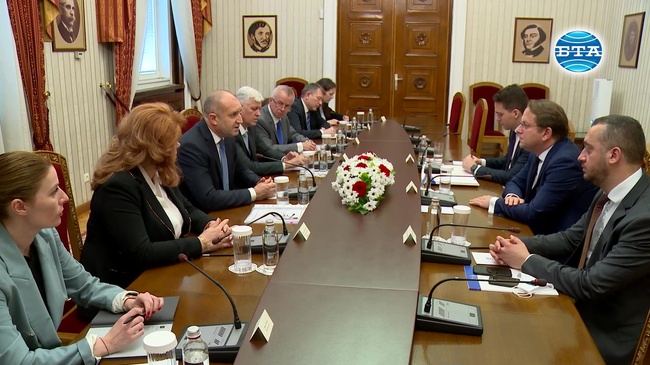 Президентът Румен Радев се срещна с европейския комисар по политиката на разширяване и съседство Оливер Вархеи