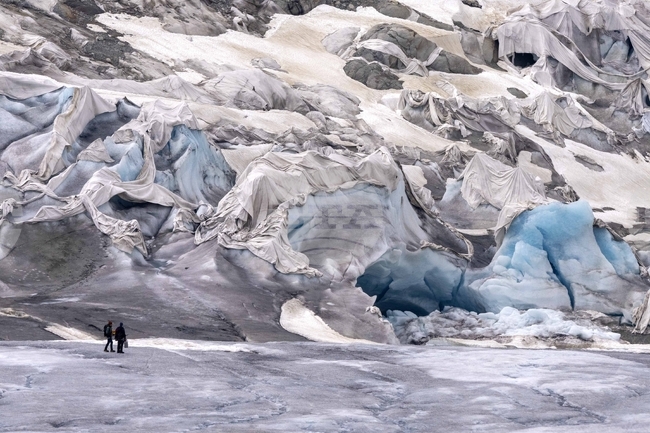 Ледниците в Швейцария заприличват на швейцарско сирене заради климатичните промени 