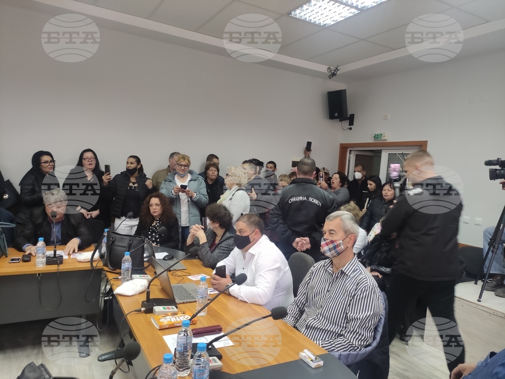 Служители на частните траурни агенции в Ловеч и граждани излязоха на протест