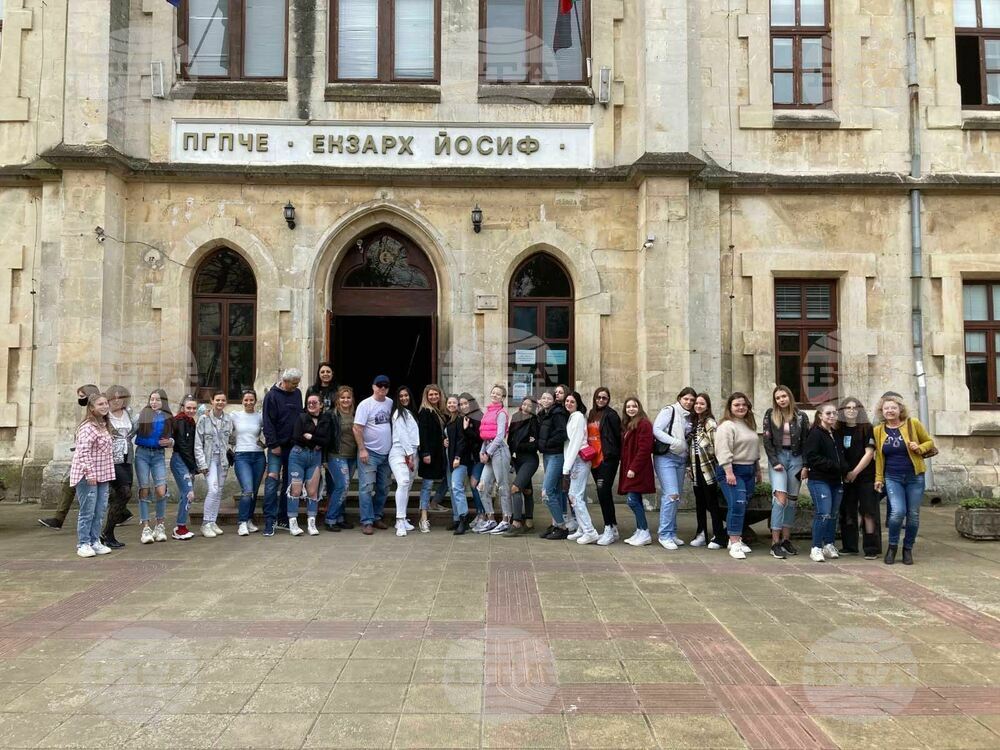 В Езиковата гимназия в Разград днес беше Ден на окъсаните дънки