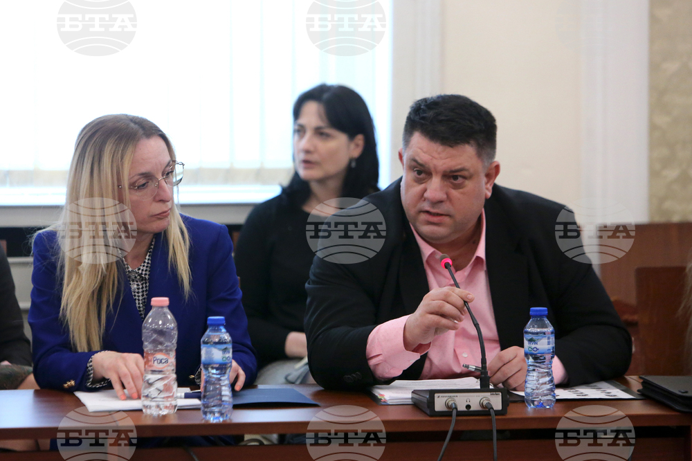 Парламент - Комисия по отбрана