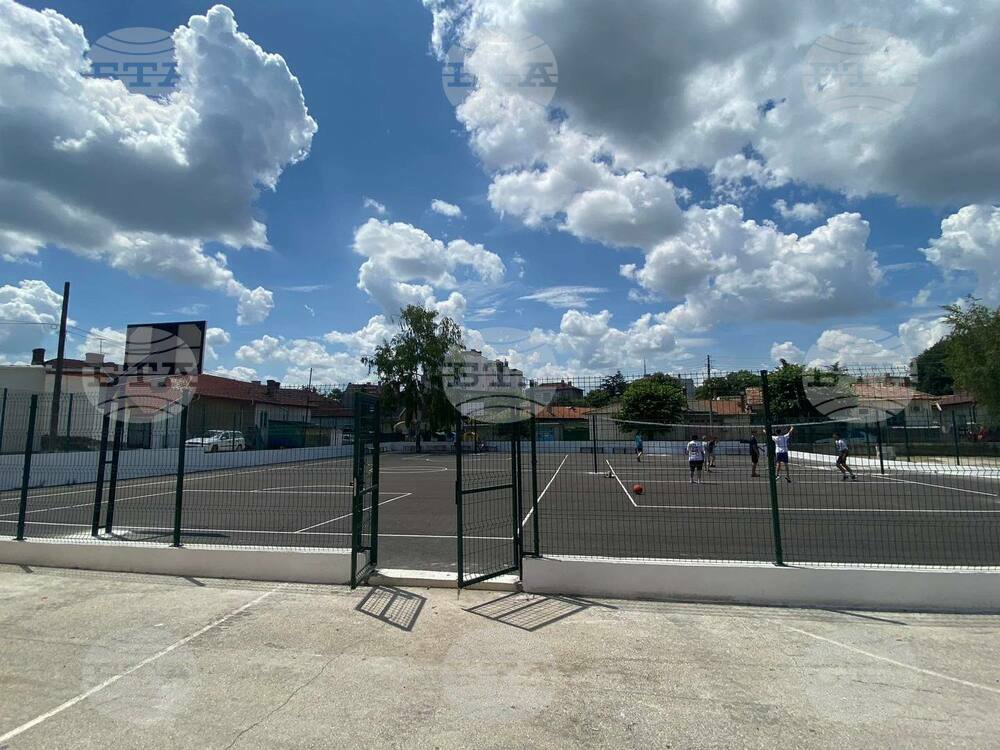 Изцяло обновена е спортната площадка в двора на Основно училище „Иван Вазов“ в Силистра