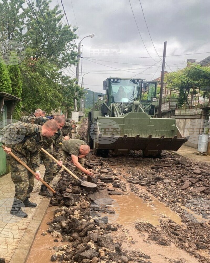 Военнослужещи от Сухопътните войски и днес оказват помощ на жителите на Берковица, за да се справят с щетите от проливните дъждове