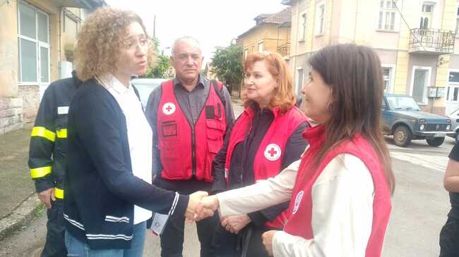 Министерство на труда и социалната политика: Институциите обсъдиха мерки в подкрепа на пострадалите от наводненията хора