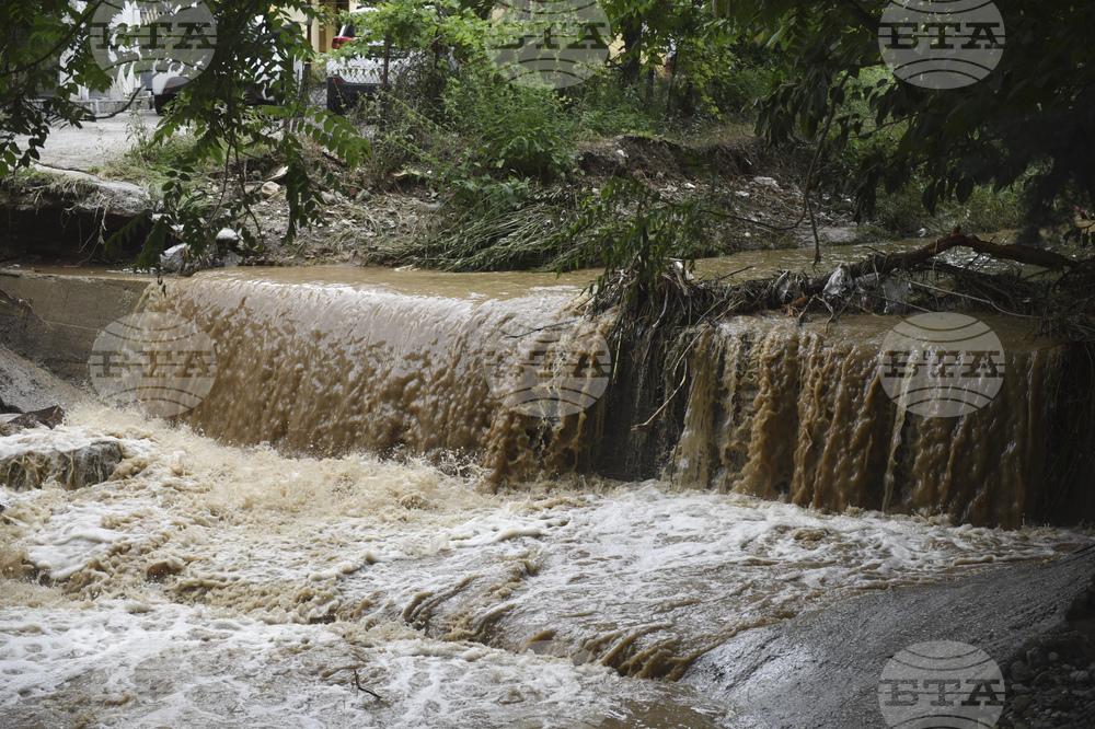 Проливни дъждове предизвикват наводнения и транспортни проблеми на остров Корфу и в Западна Гърция