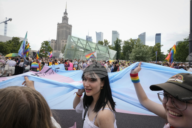 Полша нареди официално на службите си за гражданско състояние да признават еднополовите бракове, сключени в чужбина