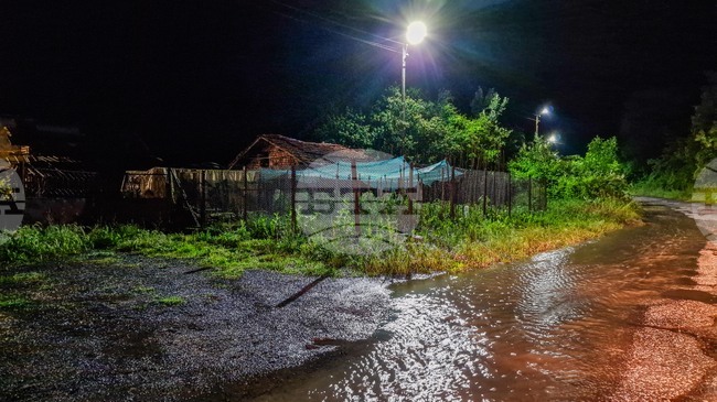 На четири сигнала за наводнени къщи и дворове се е отзовало Аварийното звено в Петрич