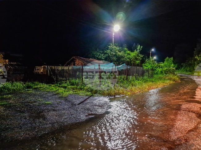 На четири сигнала за наводнени къщи и дворове се е отзовало Аварийното звено в Петрич