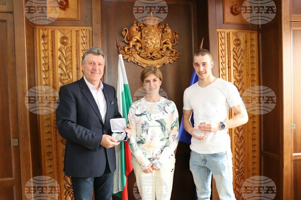 Европейският шампион по биатлон Благой Тодев получи плакет от община Банско за високи спортни постижения