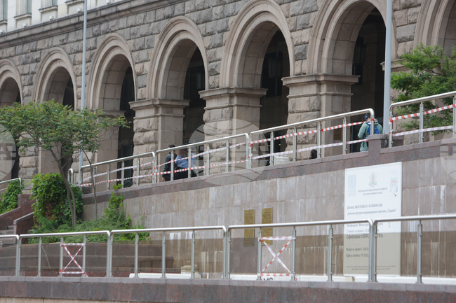 Зона “Ларго” - изпочупени стъкла - вандализъм