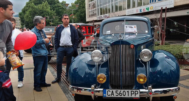 Перник - ретропарад на автомобили