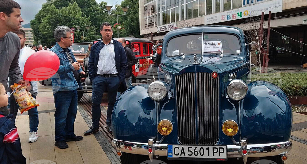 Перник - ретропарад на автомобили