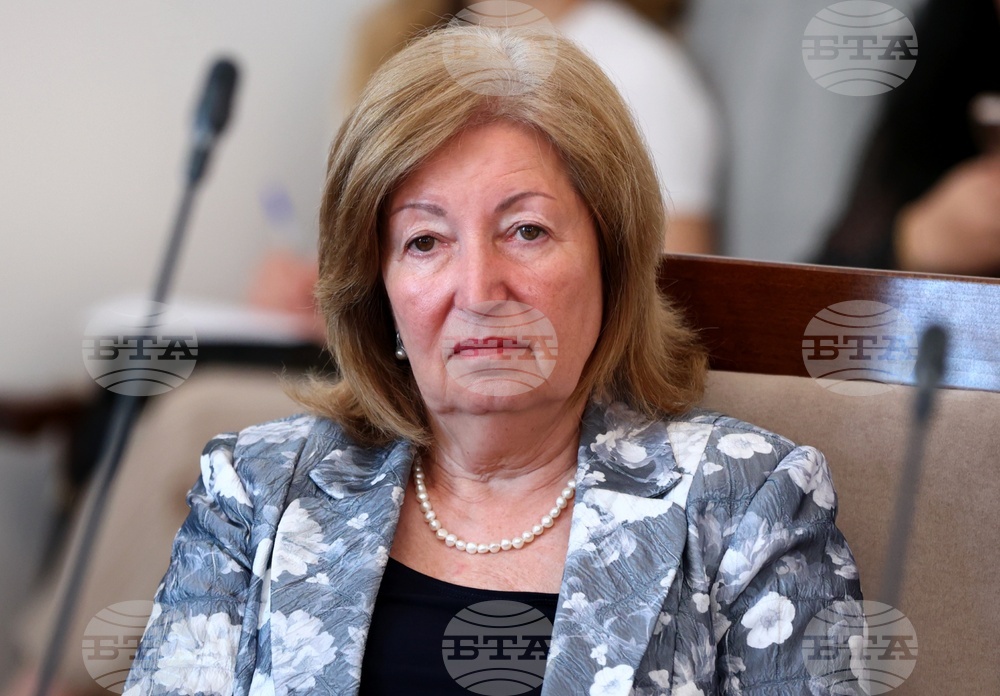Всяка трета медицинска сестра е над 65-годишна възраст; не достигат 30 хиляди, каза Милка Василева, председател на съсловната организация