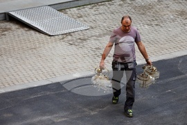 Народно събрание - полилеи - почистване