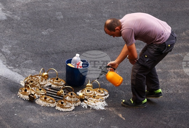 Народно събрание - полилеи - почистване