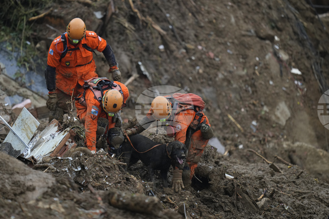 Най-малко шестима души загинаха и над 400 бяха ранени при преминаването на мощно торнадо през южния бразилски щат Парана