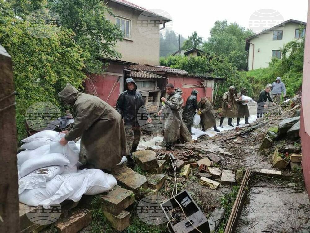 С плакети и благодарствени писма изпратиха военнослужещите от Берковица, които шест дни помагаха след бедствието