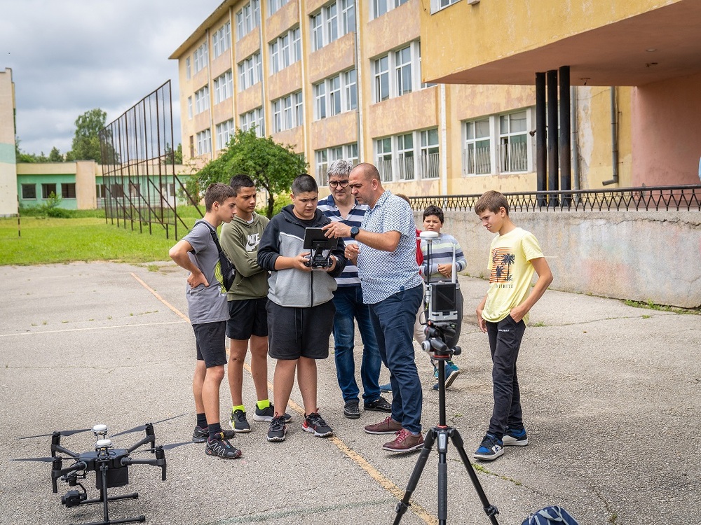 Община Ловеч: Роботи нападнаха СУ „Тодор Кирков“ в Ловеч