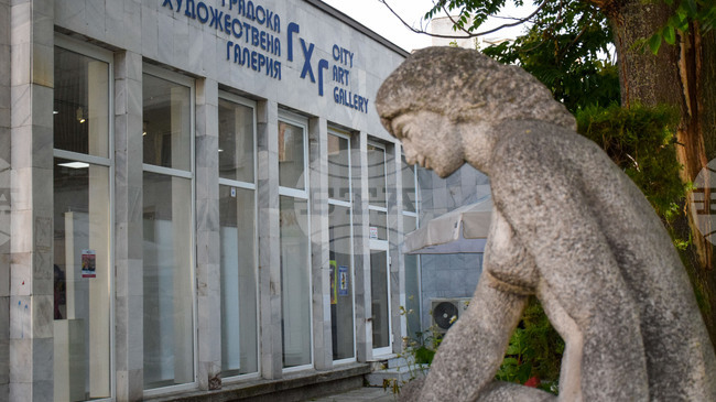 Изложбата „Ние жените и нашето хоби“ показва творчеството на шест авторки в Градската художествена галерия в Благоевград