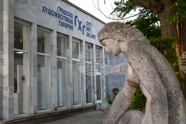 Изложбата „Ние, жените и нашето хоби“ показва творчеството на шест авторки в Градската художествена галерия в Благоевград