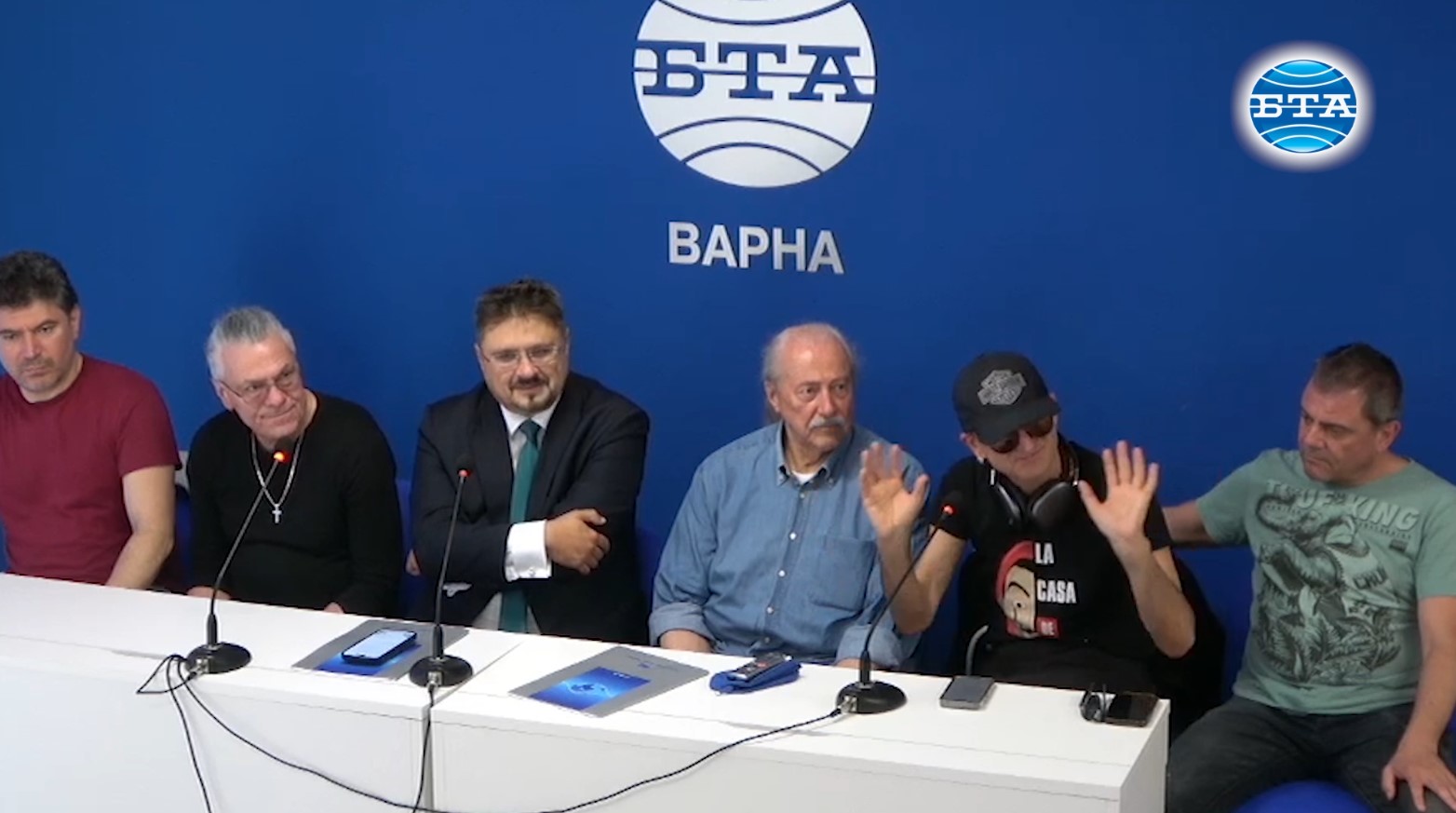 Каузата на „Фондацията“ е да създаде фонд с хубави български песни, които да се изпълняват и от млади музиканти