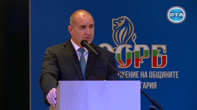 Румен Радев към кметове и общинари: Вие преведохте хората в тези кризи, олицетворявахте държавата