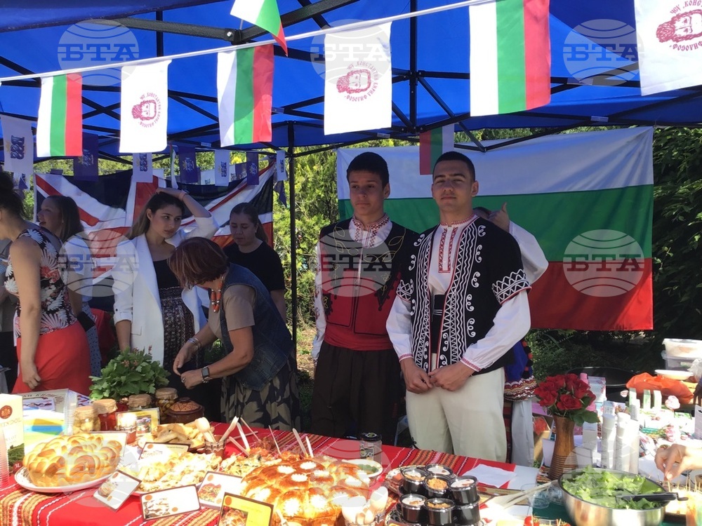 С оригинални носии и вкусна храна ученици от ЧСУ „Константин-Кирил Философ“ представиха България на фестивал на нациите