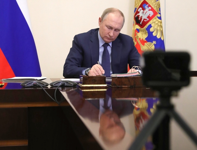 Путин страдал от рак на щитовидната жлеза, съобщават италиански медии, като се позовават на руска независима медия. Кремъл отрича твърденията