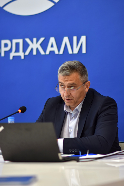Отдаваме основно значение на проекти в социалната сфера, защото нашите общини са малки и бедни, каза зам.-кметът на Джебел Ергин Юсеин