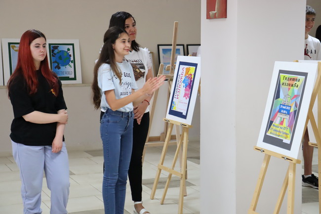 Община Хасково: Годишната изложба на ученици от специалност „Рекламна графика“ в ПГТ „Александър Паскалев“ беше открита днес