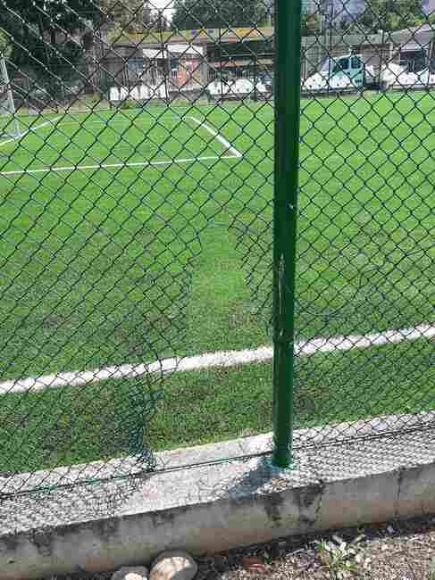 Община Ловеч: Малчугани с вандалски навици разрязаха оградата на ново училищно игрище в Ловеч