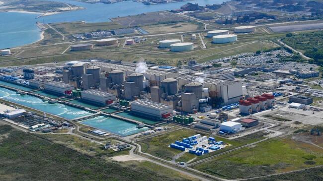 Френската полиция за борба с безредиците влезе в сблъсъци с мигранти в град Гравлин