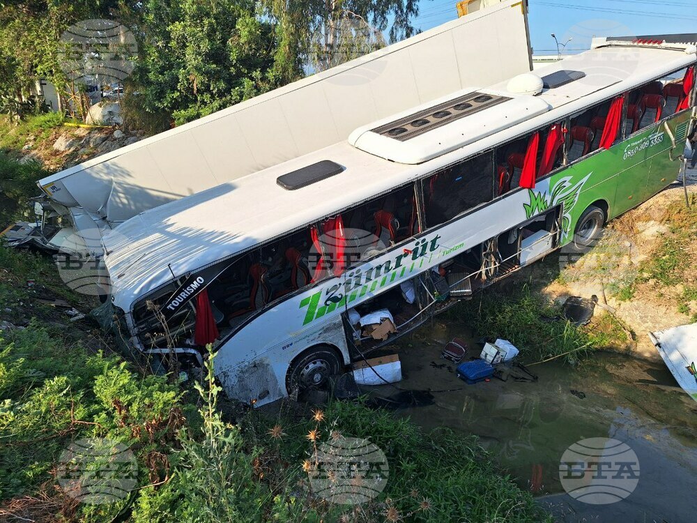 Двама загинали и 27 ранени при катастрофа между автобус и камион в южния турски окръг Мерсин