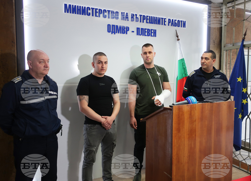 Плевенските полицаи, които помогнаха за спасяването на 12-годишно дете, паднало от покрив, днес бяха отличени