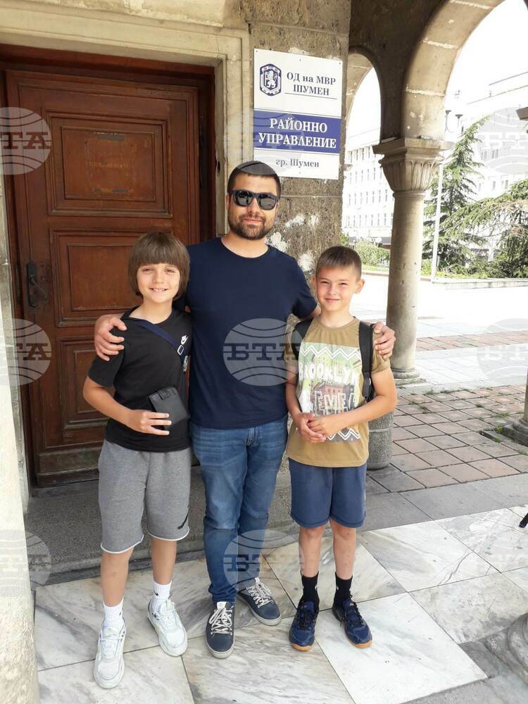Изгубен мъжки портфейл е върнат на шуменец, след като деца са го намерили и предали в полицията