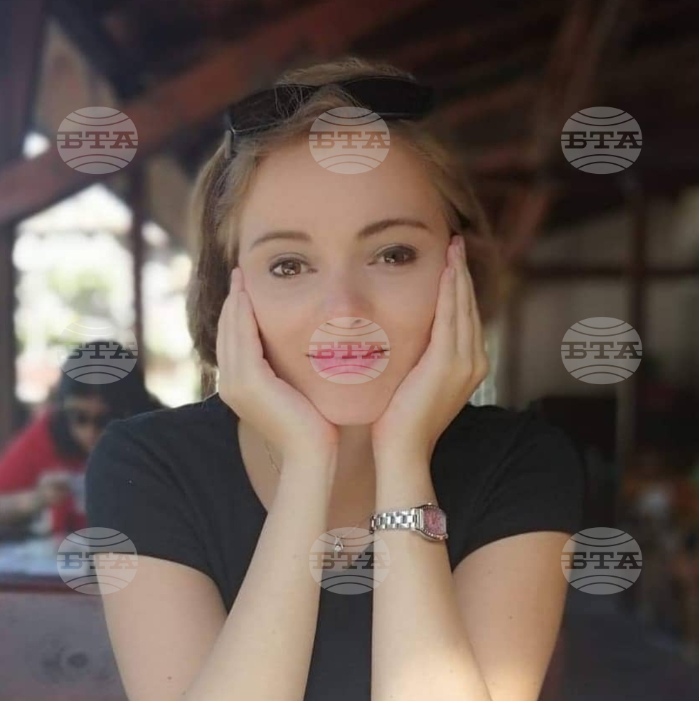 Внучката на поета Константин Павлов - Неда Лаптева, е магистър по клинична невропсихиатрия