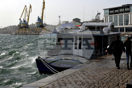 Бургас - пристанище - силен вятър