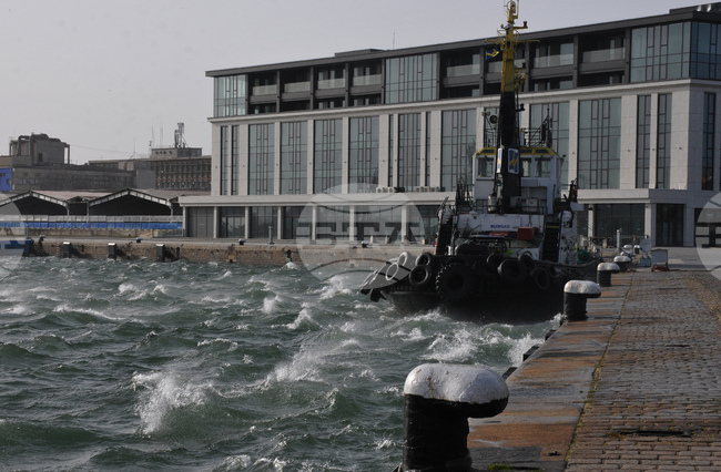 Бургас - пристанище - силен вятър