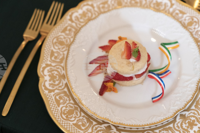 Франция си възвърна рекорда за най-дълга ягодова торта в света със 121-метров сладкиш