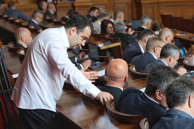 При промяна в обстоятелствата, министърът на икономиката да може да спира или отнема удостоверение за внос и износ на продукти, свързани с отбраната, реши парламентът