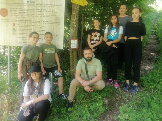 Южноцентрално държавно предприятие – гр. Смолян: Служители на ДГС Смилян и ученици поставиха горски аптечки по туристическите пътеки, водещи до пещера „Ухловица“ и до крепостта „Калето“