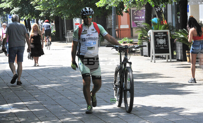 Община Бургас подменя уличното осветление в центъра и три комплекса с нови LED лампи