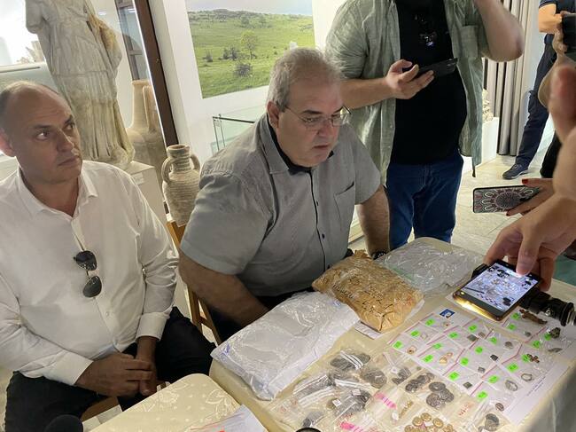 Безкрайно ценни монети и антични предмети, спасени от контрабанда бяха предадени на Историческия музей в Бургас