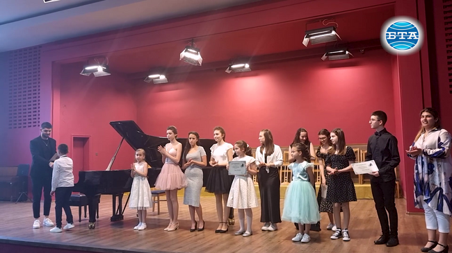 Младият пианист Фидоси Керчев проведе майсторски клас за талантливи деца в Разград