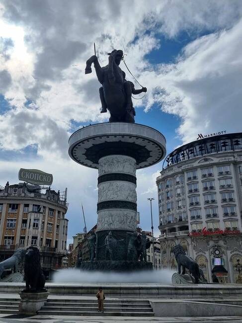 Промени по бързата процедура на девет закона, свързани с изграждане на Коридорите 8 и 10 "Д", предизвикаха напрежение в Северна Македония