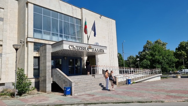 Районният съд в Добрич наложи мярка "задържане под стража" на 34-годишна жена, обвинена, че е намушкала с нож в гърба своя съседка