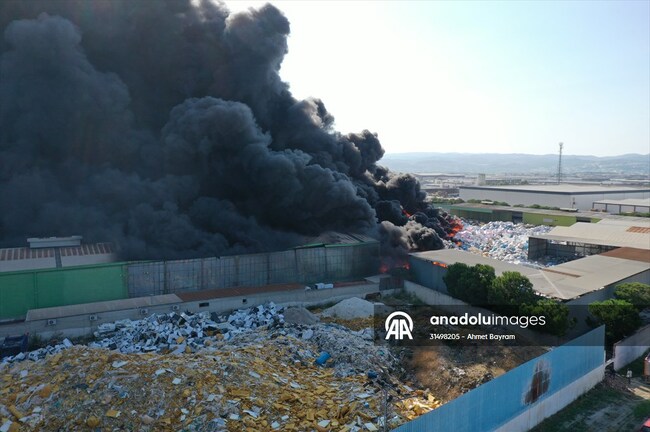 Огромен пожар бушува в завод в западния турски град Маниса